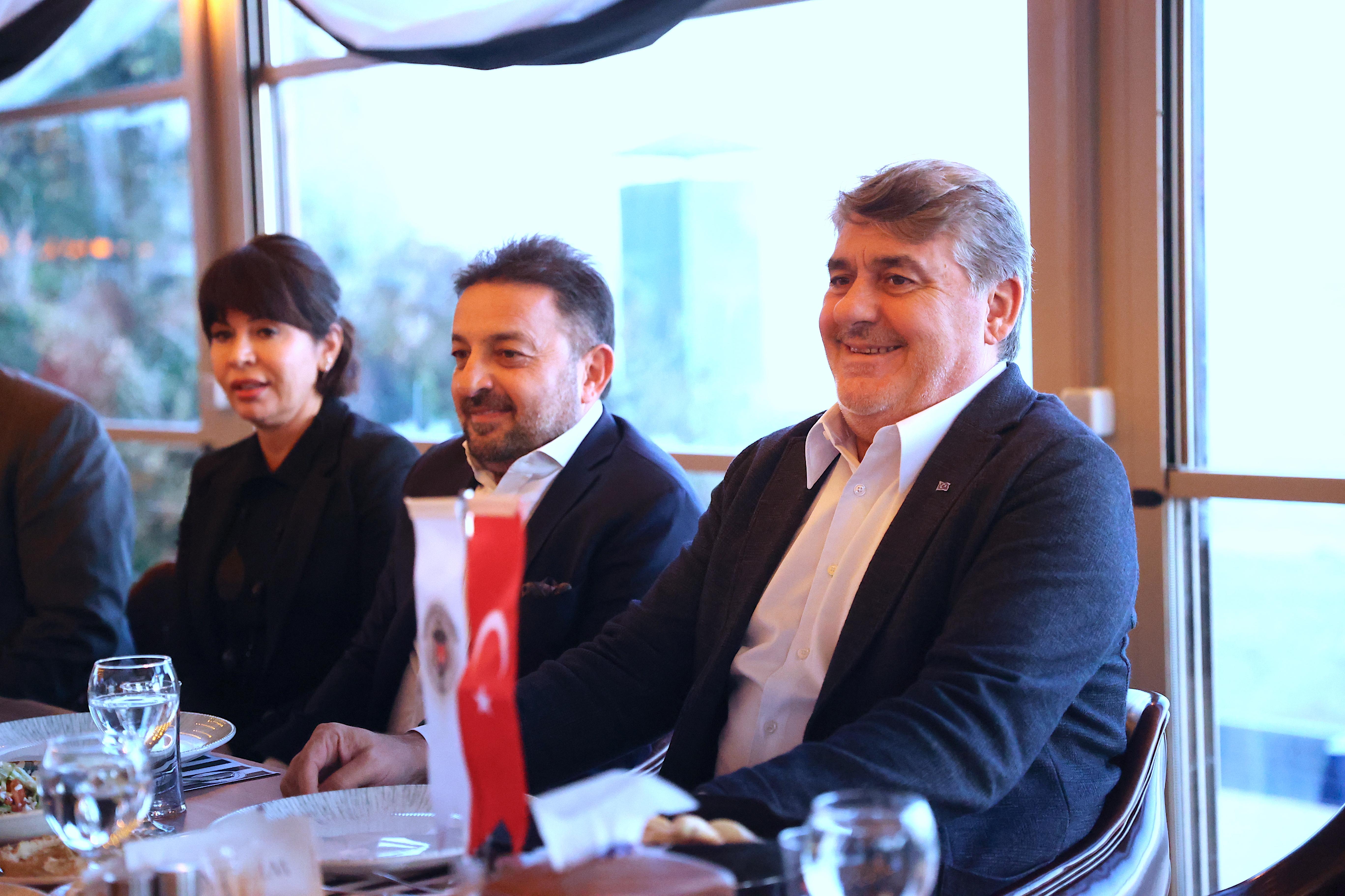 Beşiktaş Kulübü Başkan Adayı Serdal Adalı, Mersin'de siyah-beyazlılarla buluştu