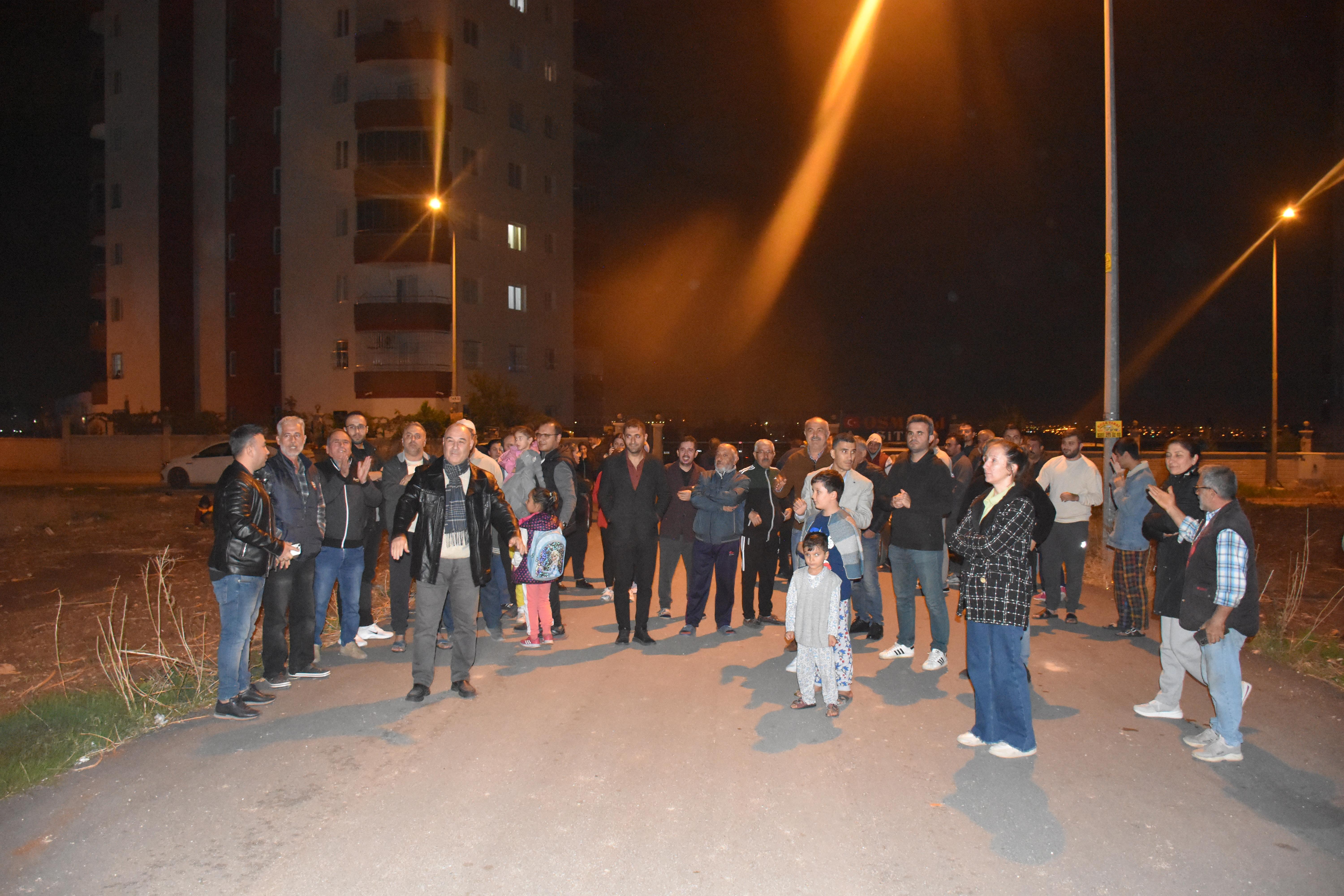 Adana'da bir grup, yüksek akımın elektronik cihazlarına zarar verdiği gerekçesiyle eylem yaptı