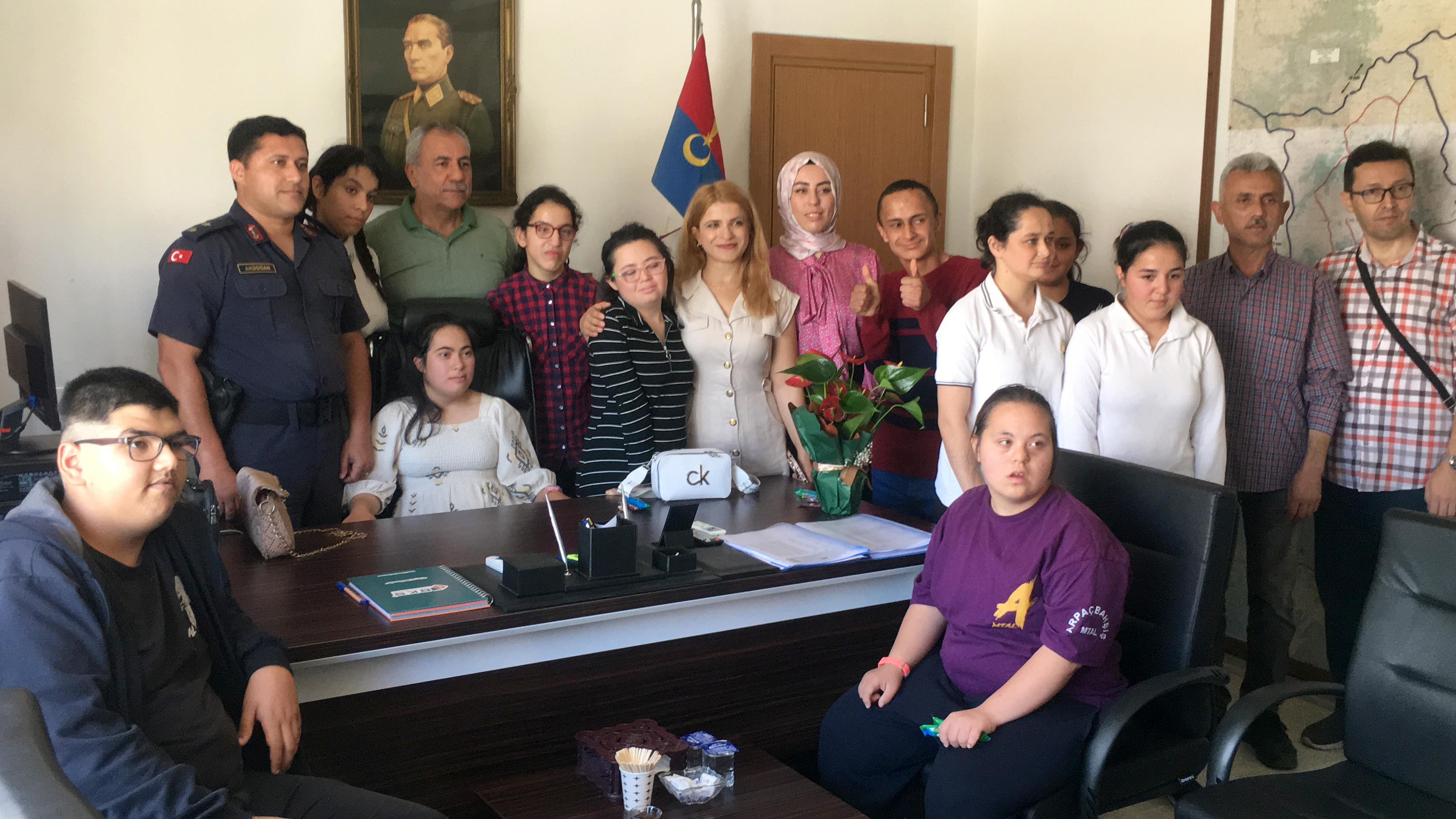 Mersin'de engelli öğrencilerden jandarmaya ziyaret