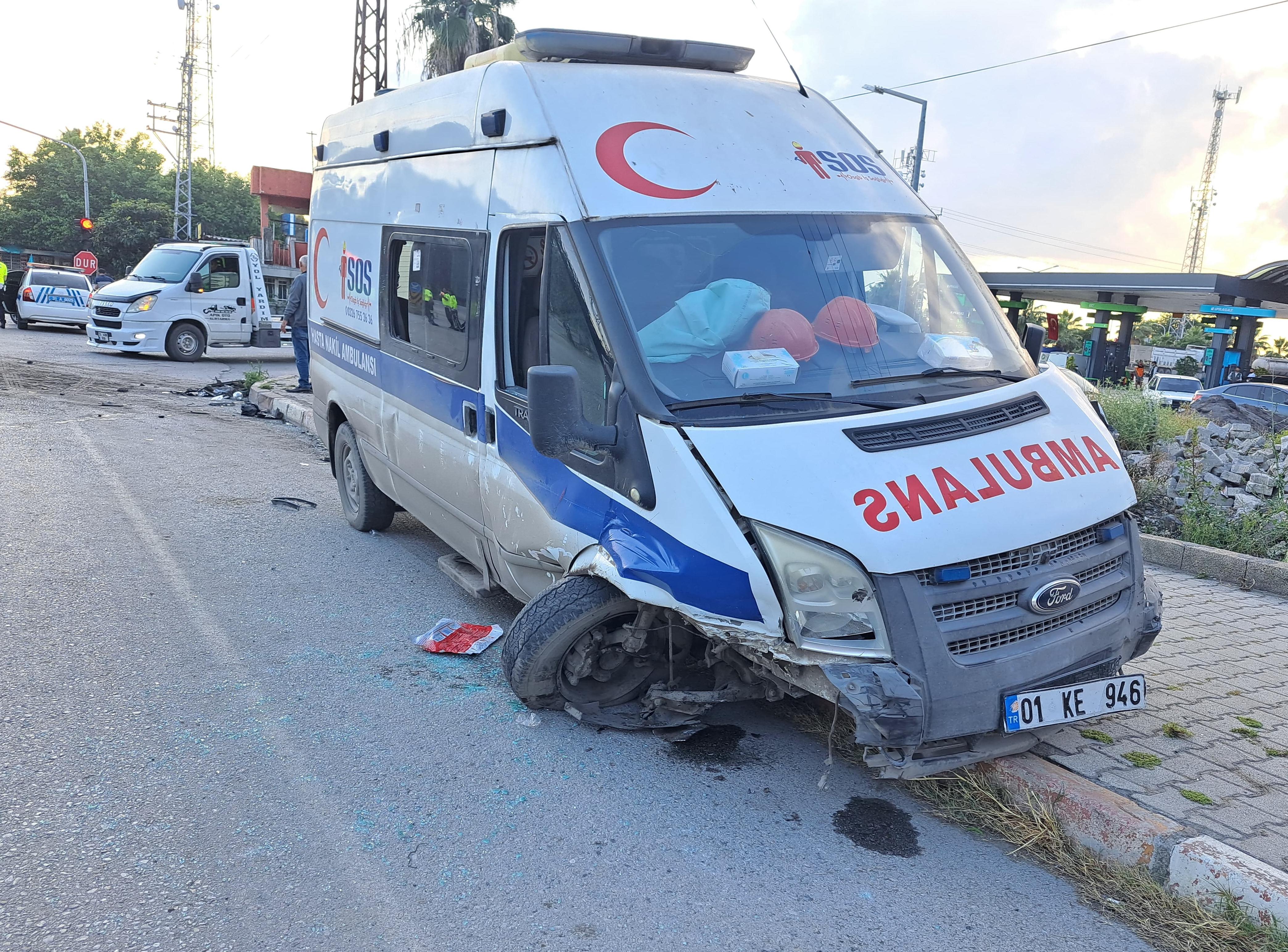 ambulansla iki otomobilin karıştığı kazada 3 kişi yaralandı