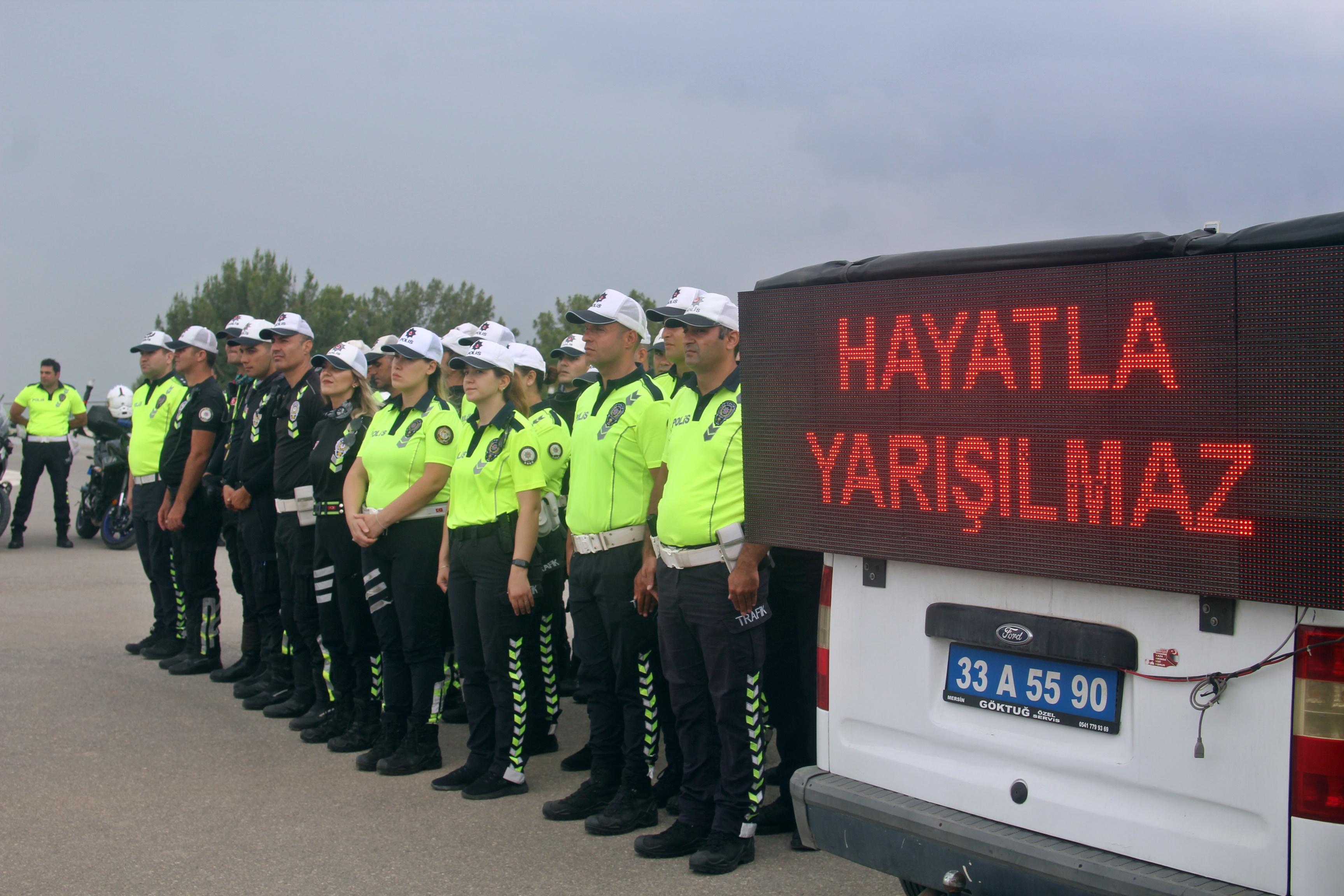 MERSİN'DE MOTOSİKLETLİ TRAFİK POLİS TİMLERİ SERTİFİKA ALDI
