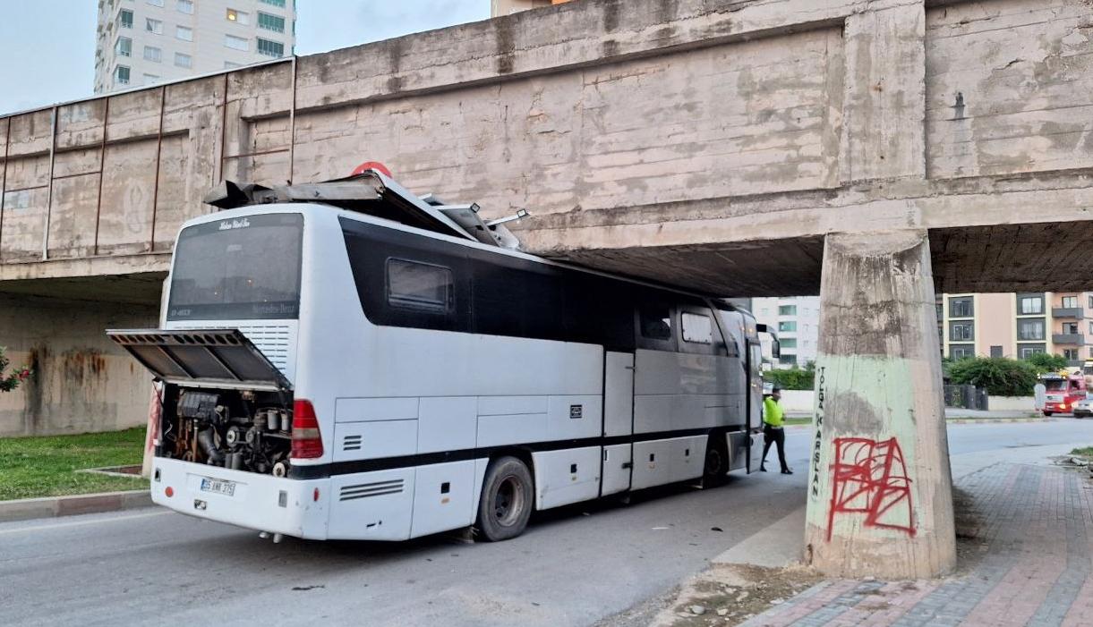Tarsus'ta köprü altında sıkışan otobüs, vinç yardımıyla çıkartıldı