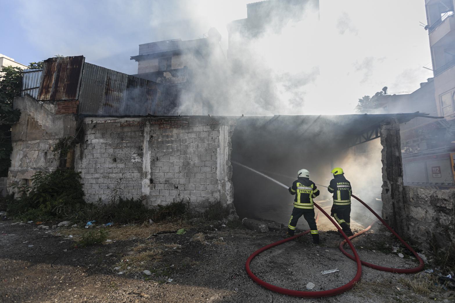 Mersin'de boş haldeki iş yerinde çıkan yangın söndürüldü