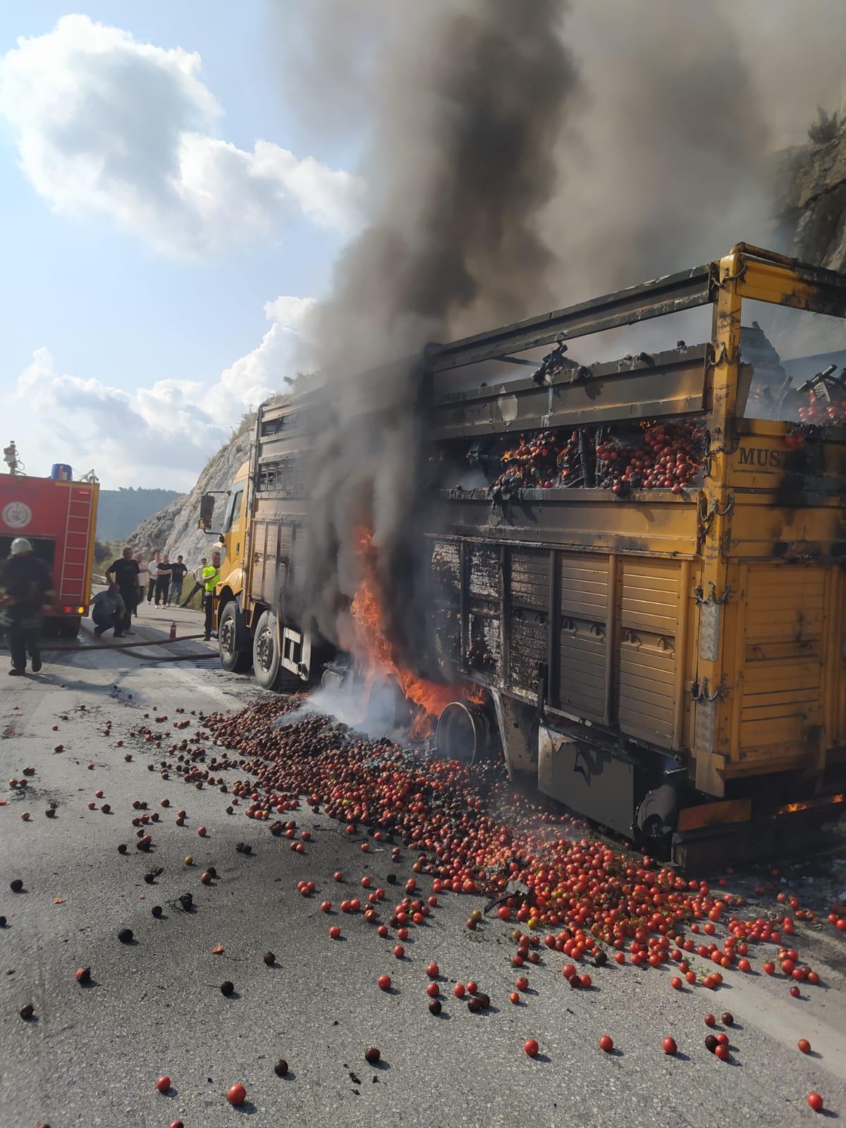 Tarsus'ta domates yüklü kamyonda çıkan yangın söndürüldü